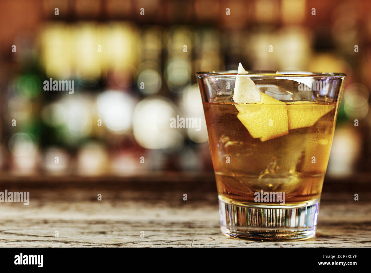 Un clásico Sazerac bebidas cóctel a base de coñac o whisky, el cual es mezclado por el método build, es decir, los ingredientes mezclan directamente en Fotografía de stock - Alamy