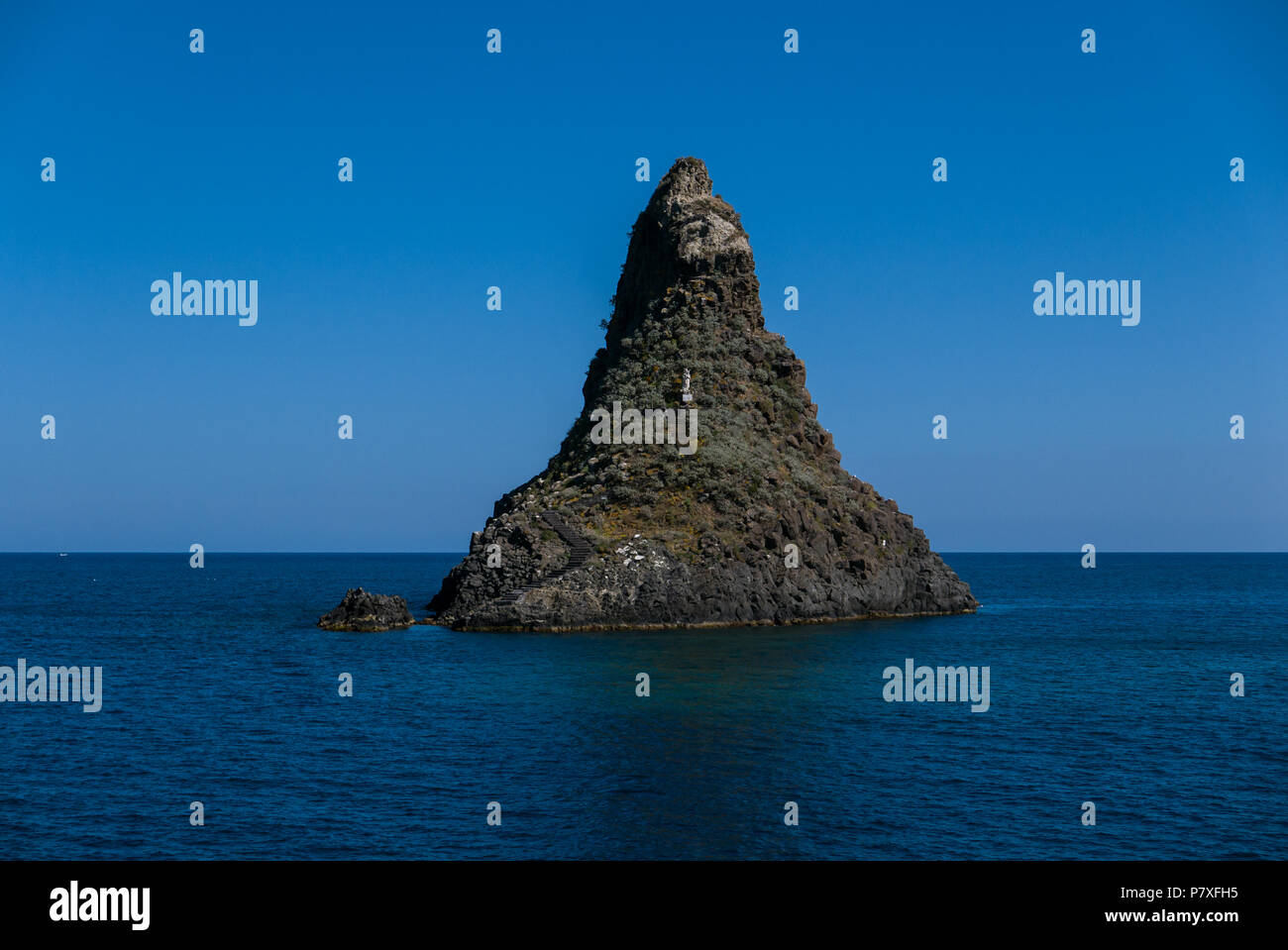 De la costa de Aci Trezza son tres de alto, en forma de islas de columna.  Según una leyenda local, estos son los grandes piedras arrojadas a Ulises  en la Fotografía de