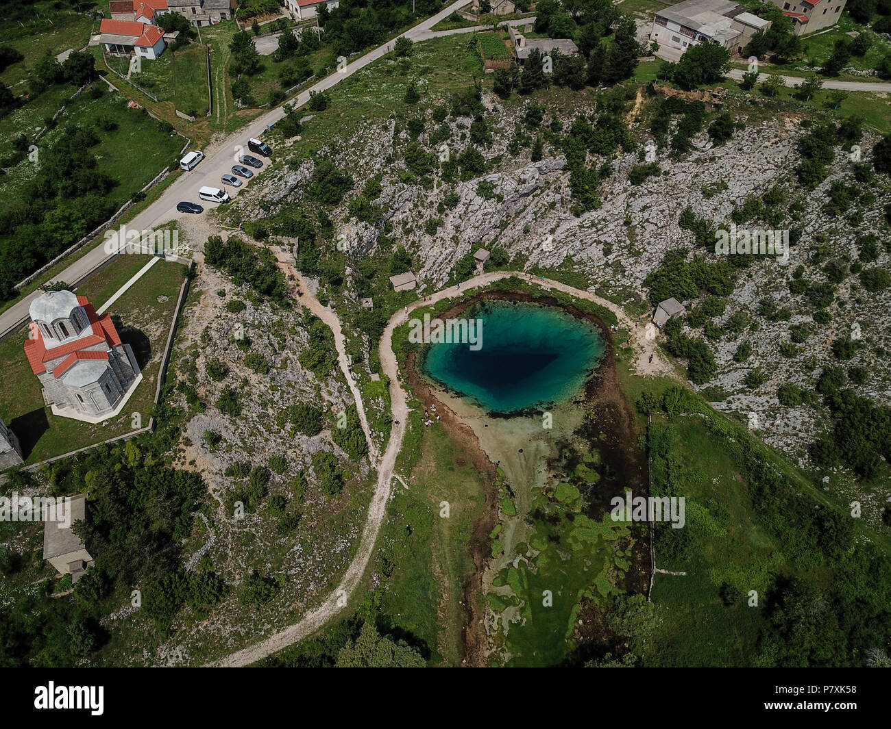 El muelle del río Cetina (izvor Cetine) en las faldas del monte Dinara es denominado Blue Eye (Modro oko). Foto de stock