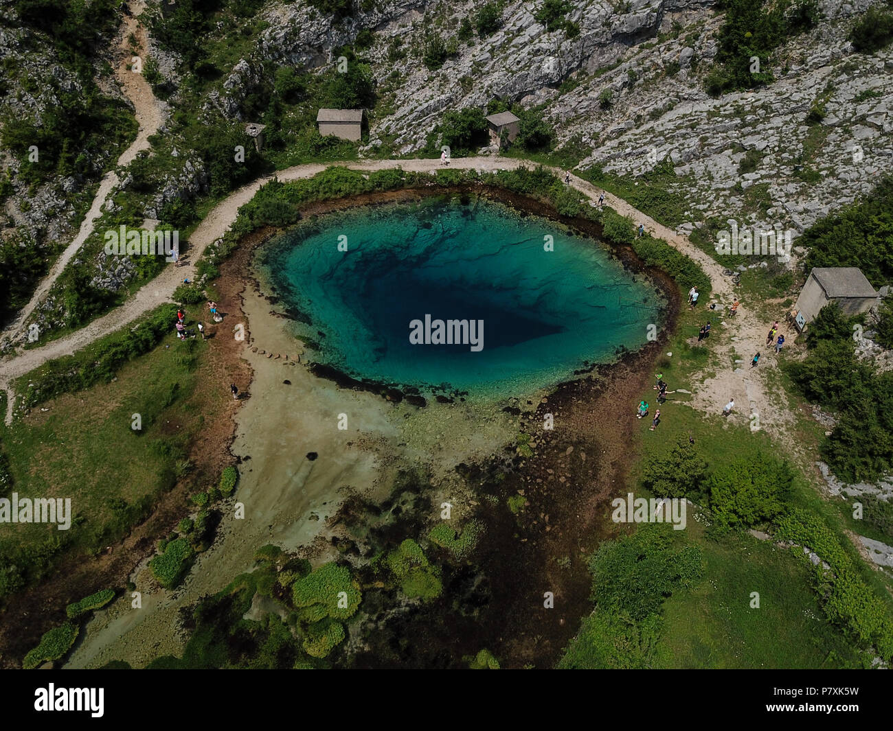 El muelle del río Cetina (izvor Cetine) en las faldas del monte Dinara es denominado Blue Eye (Modro oko). Foto de stock