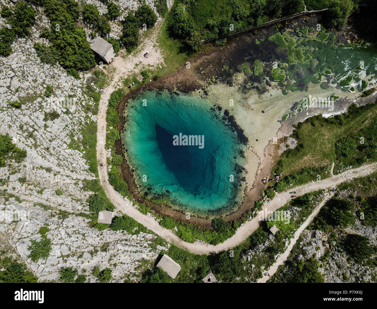 El muelle del río Cetina (izvor Cetine) en las faldas del monte Dinara es  denominado Blue Eye (Modro oko Fotografía de stock - Alamy