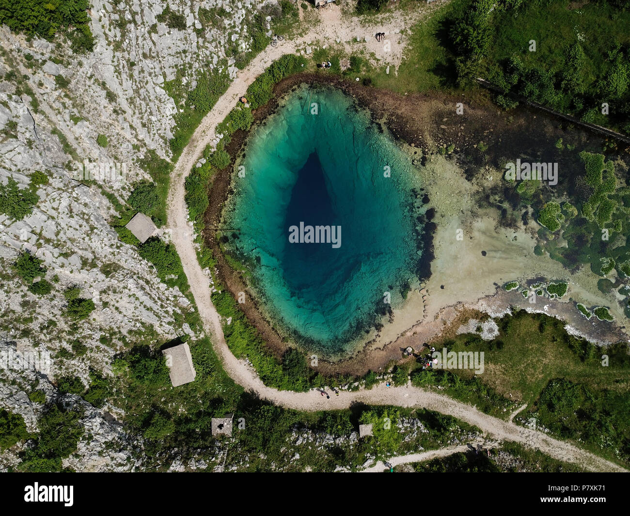 El muelle del río Cetina (izvor Cetine) en las faldas del monte Dinara es denominado Blue Eye (Modro oko). Foto de stock