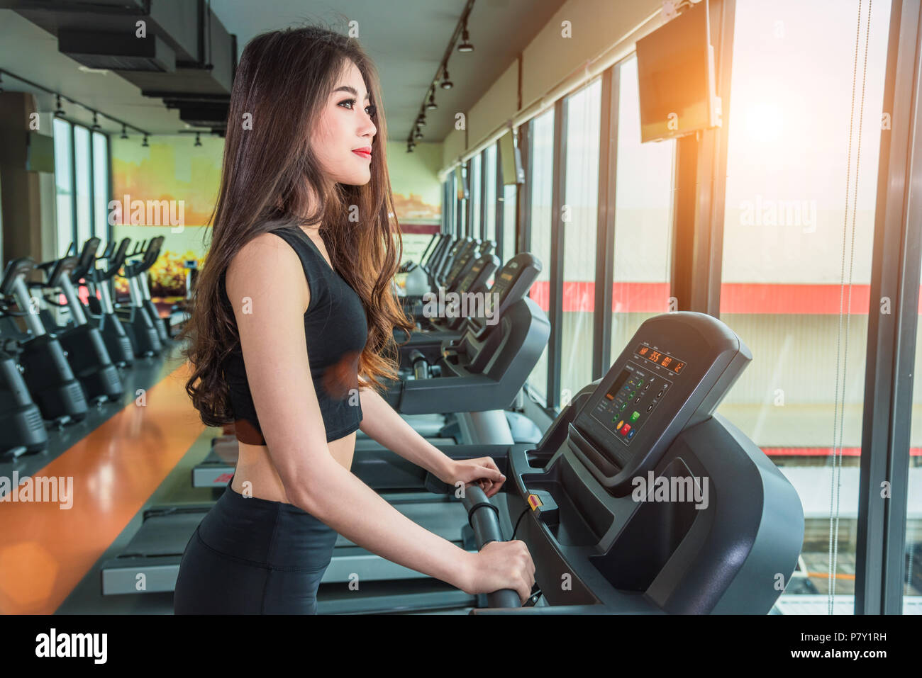 Deporte asiático mujer caminando o corriendo en cinta en equipamiento  fitness gimnasio. El deporte y el concepto de belleza. Ejercicios de  entrenamiento de fuerza y el tema. Alquiler Fotografía de stock -
