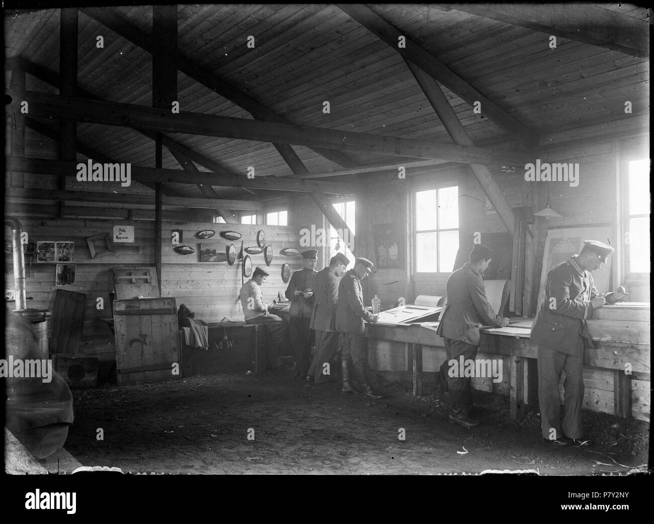 Interieur van een Barak. Aan tafels die voor de ramen staan opgesteld staan tekenen militairen te. Datum: 1916 Catalogusnummer: FO1400133 . El 21 de julio de 2015, 14:56 204 "Vinkenkrocht Interneringskamp" (19263042174) Foto de stock