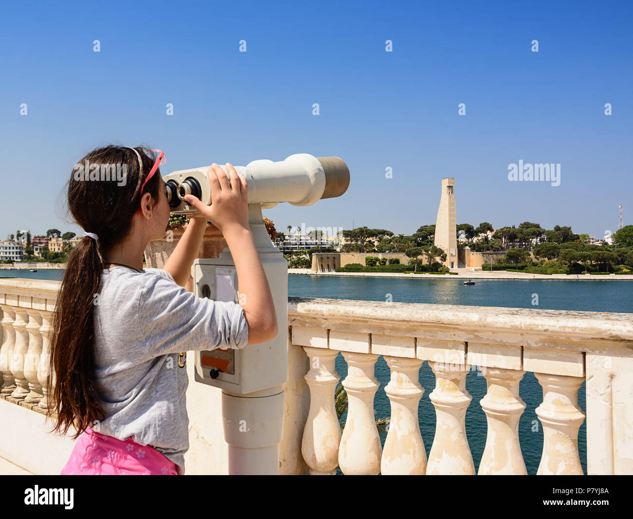 Turismo joven observa la costa de Brindisi con prismáticos Foto de stock