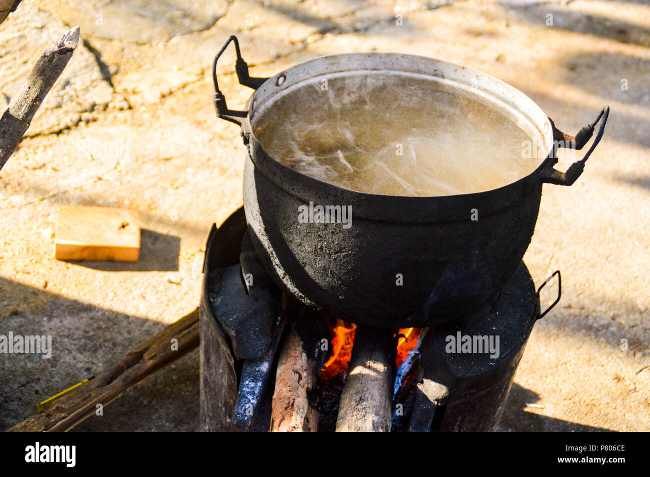Cocina tradicional de abrir fuego con leña como combustible y es común en todo los países del sureste asiático, especialmente en las aldeas como esta en Muang ngoy, Luang Prabang Laos Foto de stock