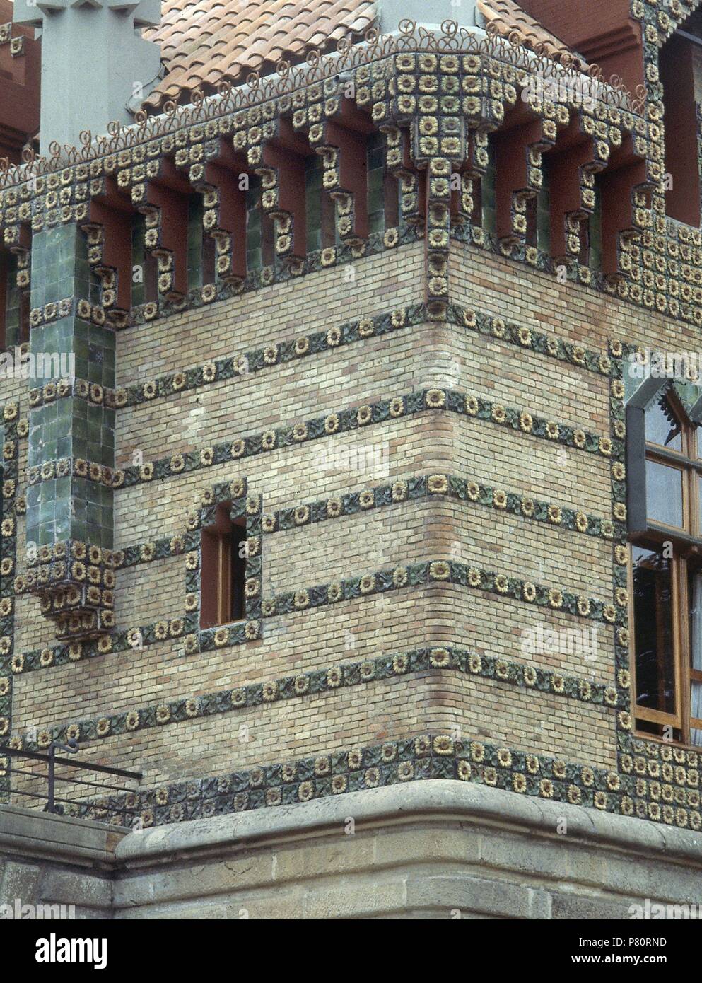 PALACIO-DETALLE DE ALERON. Autor: Antoni Gaudí (1852-1926). Ubicación: LA FINCA EL CAPRICHO, Comillas, Cantabria, ESPAÑA. Foto de stock