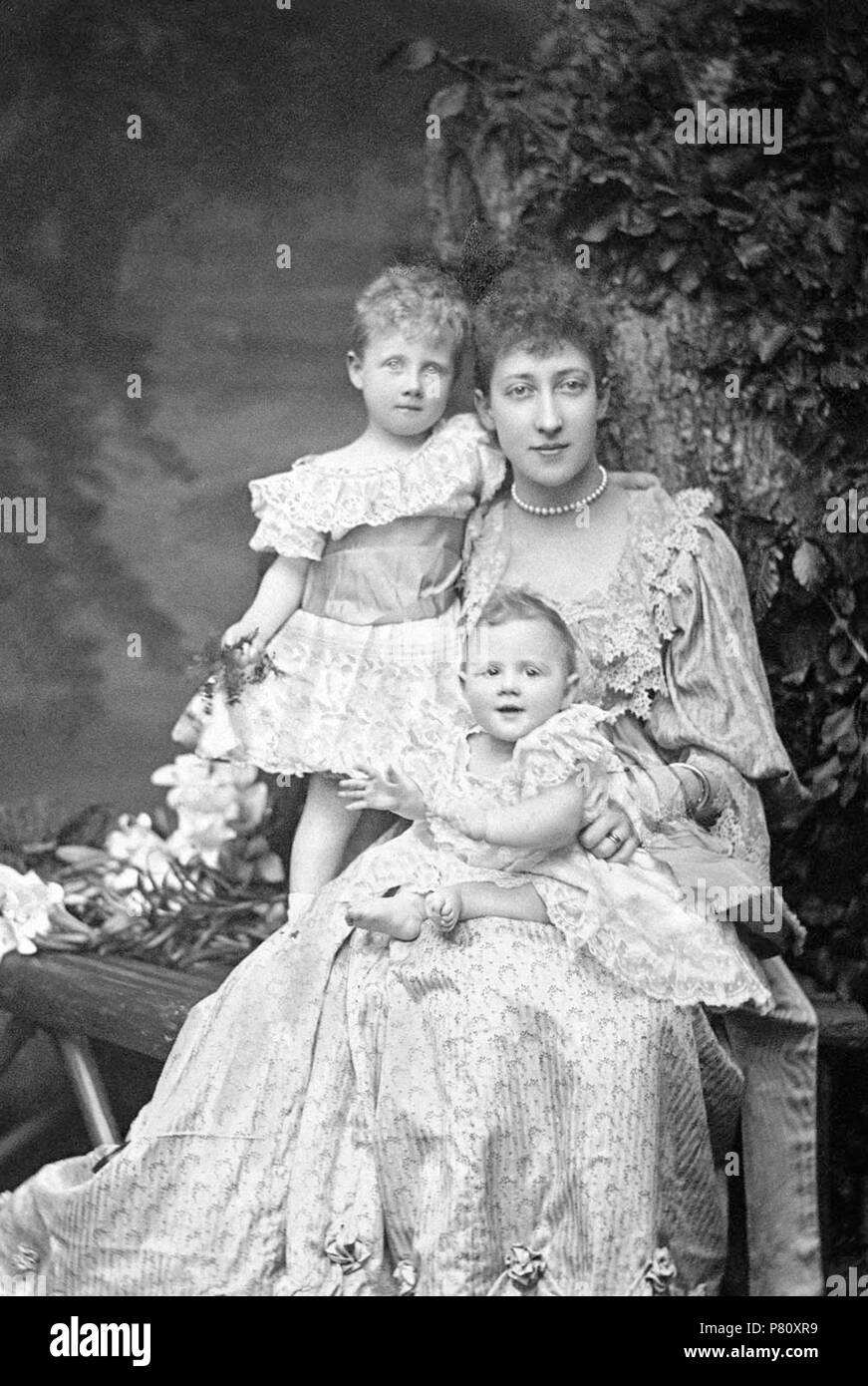 . Su Alteza Real la duquesa de Fife, la princesa Luisa de Gales con sus hijos, señora Alexandra Victoria y Lady Maud Duff. Deutsch: Porträt Louises, Herzogin von Fife, mit ihren beiden Töchtern Alexandra und Maud . circa 1894 321 princesa Luisa con hijas - Alice Hughes c. 1894 Foto de stock