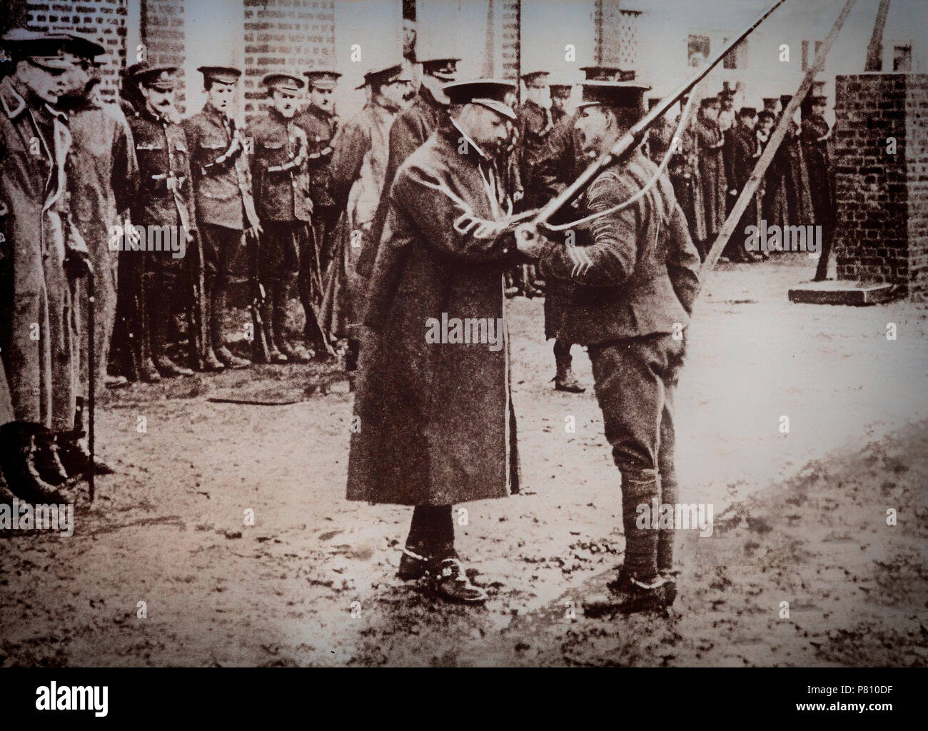 Con el estallido de la Primera Guerra Mundial, el rey Jorge V cruzaron a Francia en noviembre de 1914 y pasó varios días con las tropas. Decoró un soldado en la presencia de Sir Douglas Haig, comandante del Primer Cuerpo del Ejército. Foto de stock
