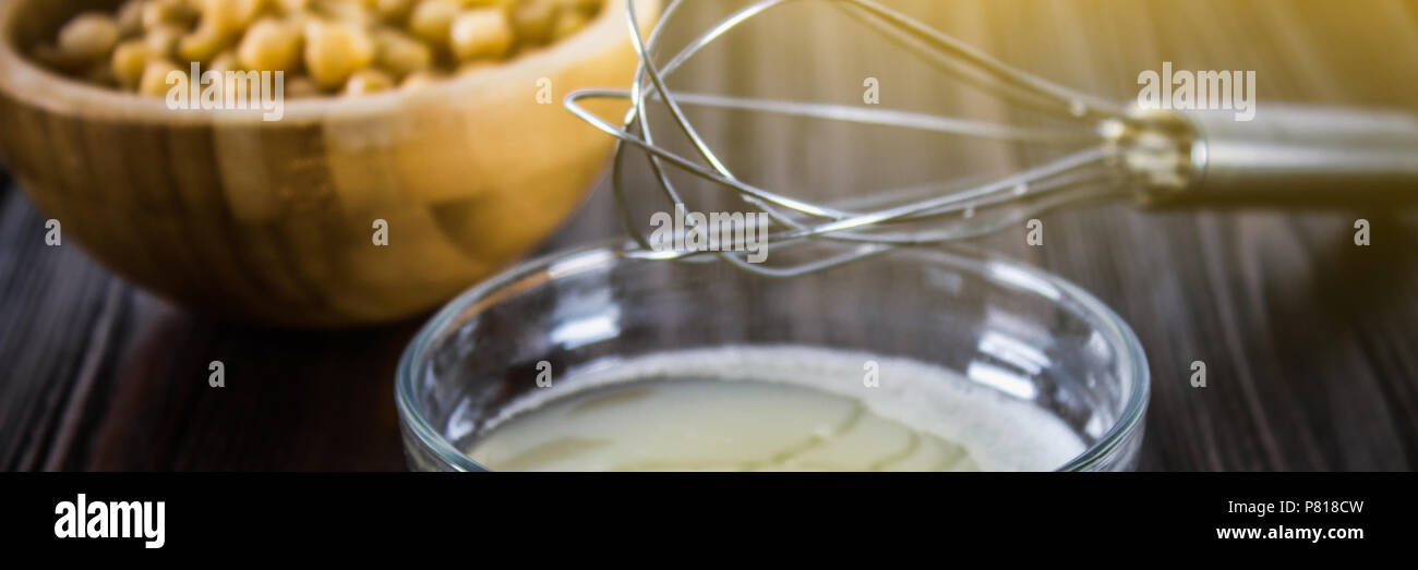 Garbanzo salmuera el agua líquida del drenaje. Vegan Aquafaba