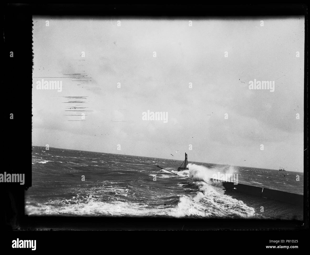 Baken aan het eind van de pier bij storm Den Helder 1930 Catalogusnummer: RAA003012958 Collectie Regionaal Archief Alkmaar . El 14 de octubre de 2011, 18:23 32 Baken op de Pier (30526794273) Foto de stock