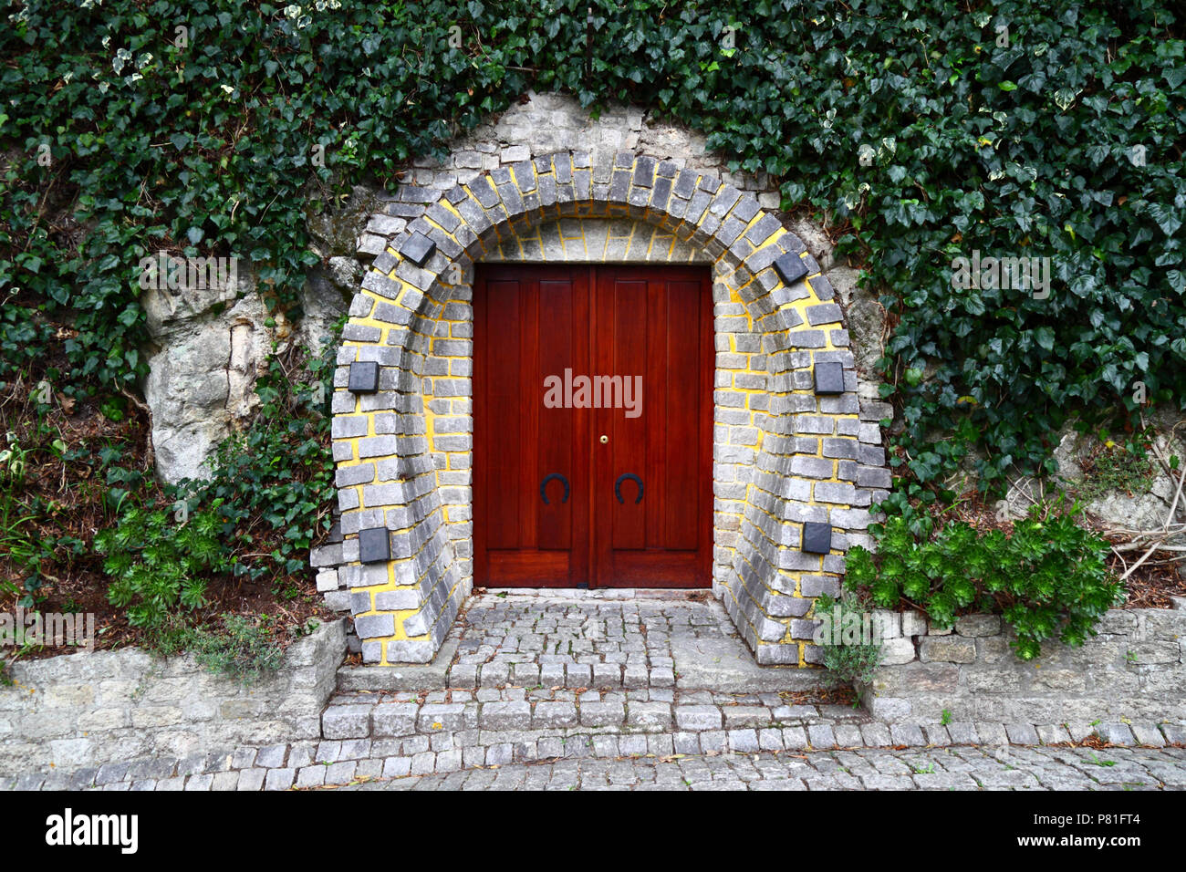 Con forma de herradura, puerta en pared de piedra, Vila Praia de Ancora, de la provincia de Minho, norte de Portugal Foto de stock