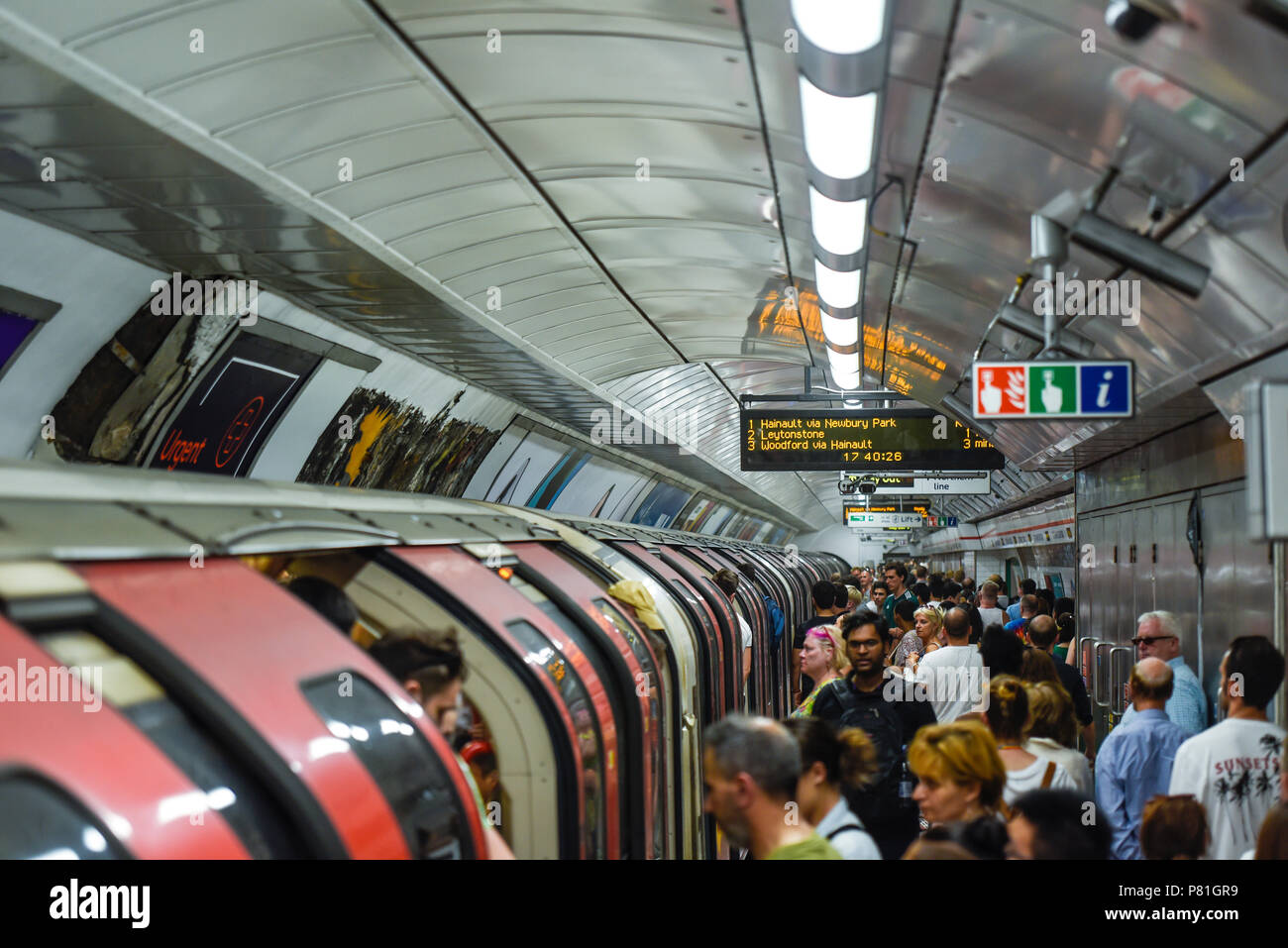 La plataforma de la estación de metro abarrotado y el tren, la estación de metro de Tottenham Court Road ocupado con pasajeros en hora pico. Comidas Foto de stock