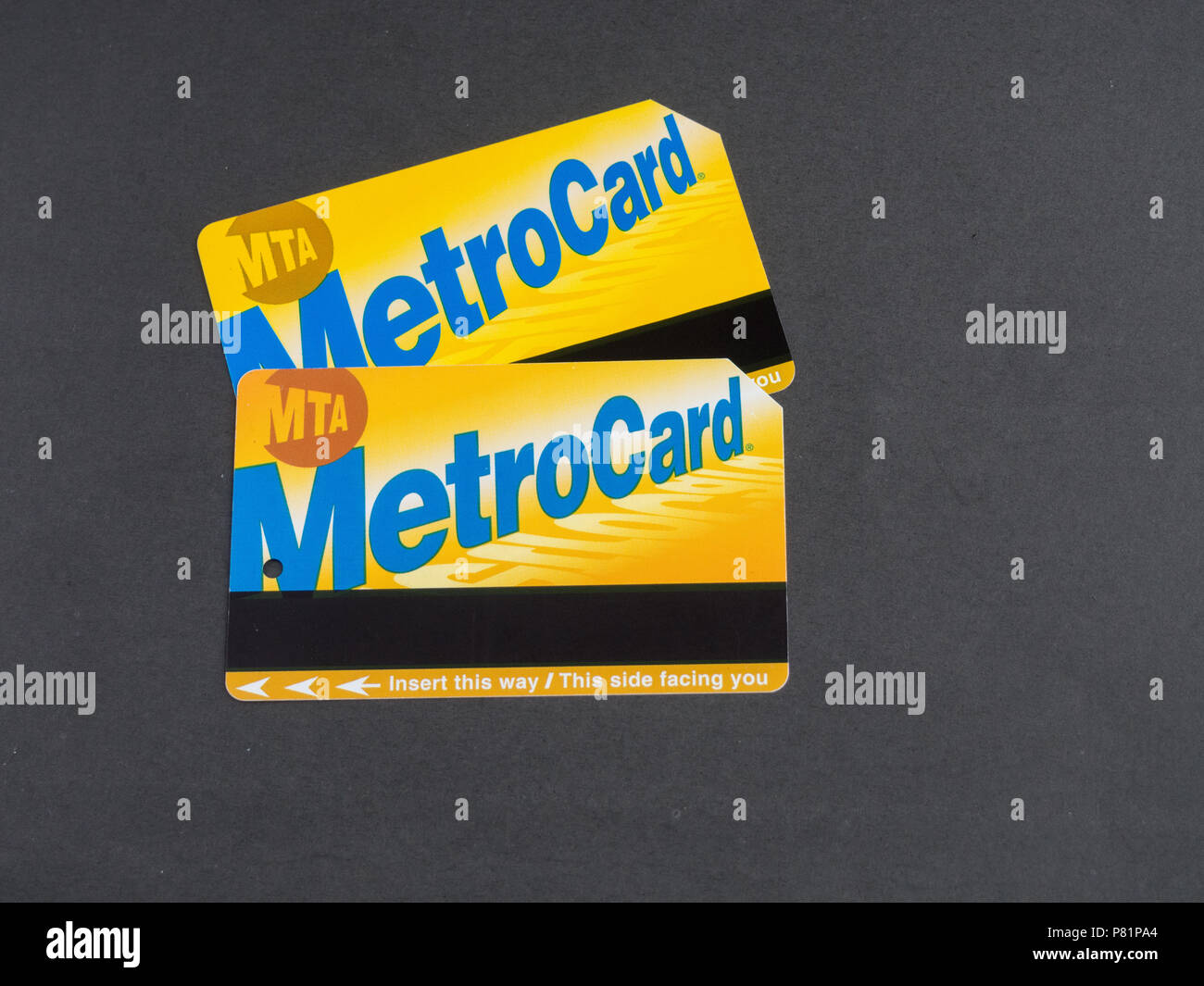 Madrid, España Julio 1, 2018 Dos tarjeta de metro de Nueva York sobre