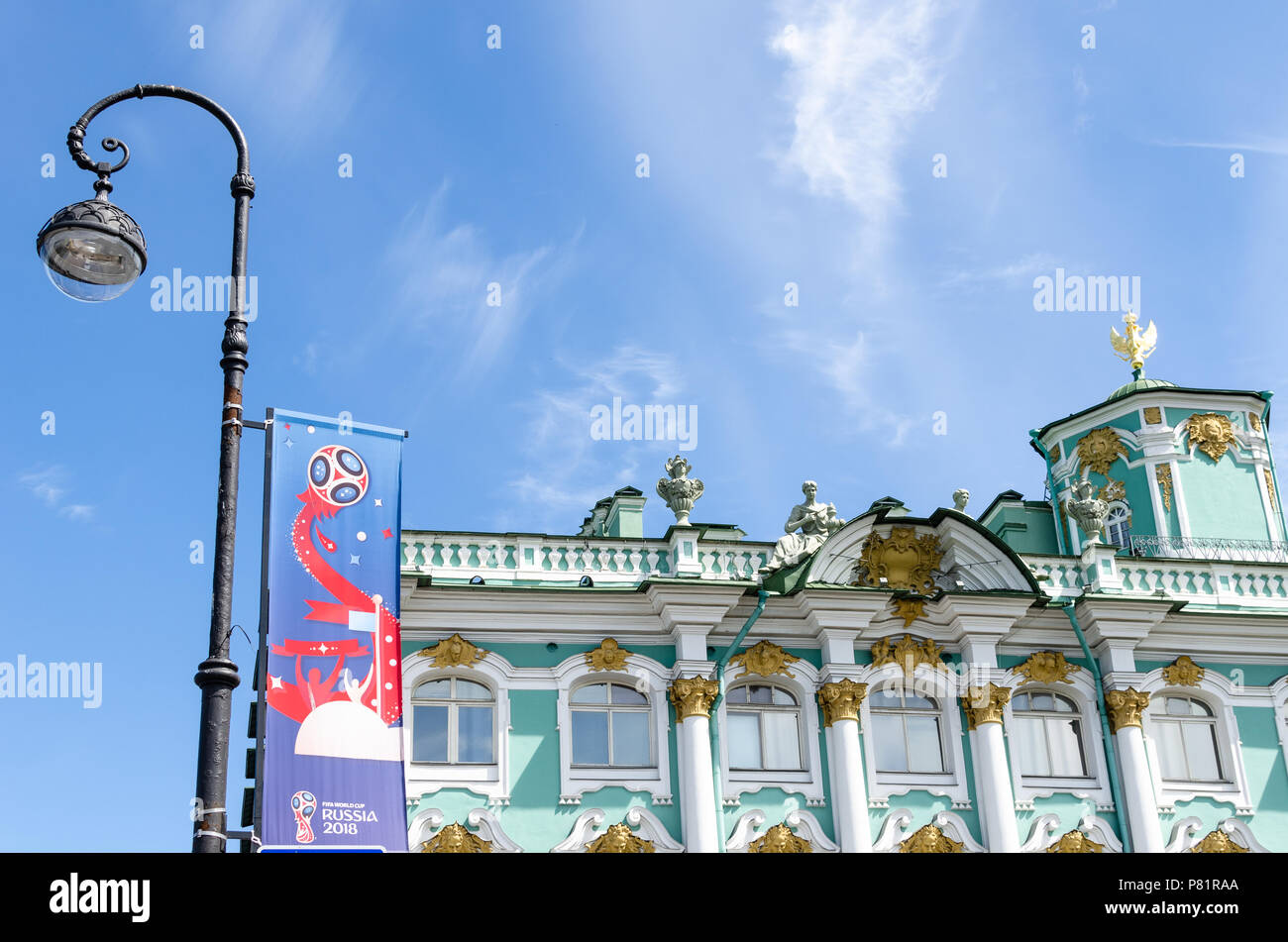 Oficial de la Copa Mundial de la Fifa 2018 banner por el Palacio de Invierno y del Museo del Hermitage, en San Petersburgo, Rusia Foto de stock