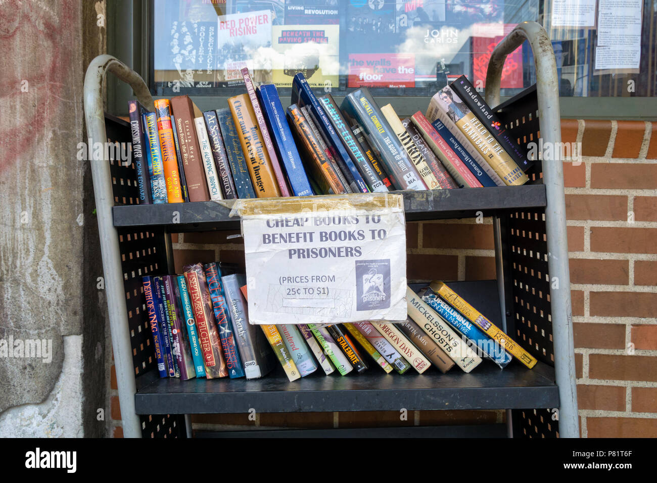 Filas de libros baratos una estantería metálica para beneficiar a los libros a los presos, Seattle, Estados Unidos. Foto de stock