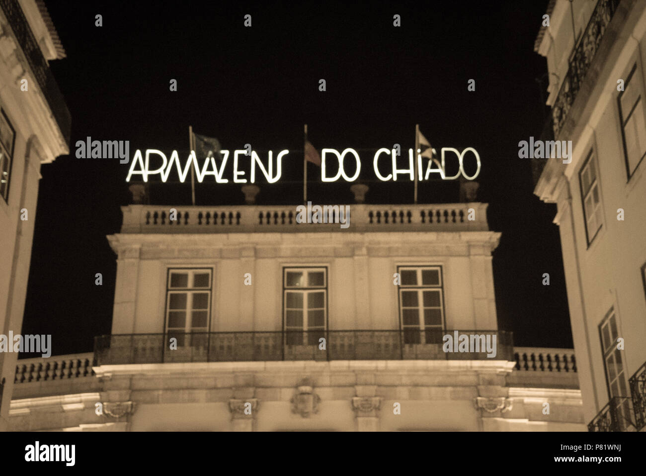 Lisboa, Portugal, Centro comercial Armazens do Chiado en la noche  Fotografía de stock - Alamy