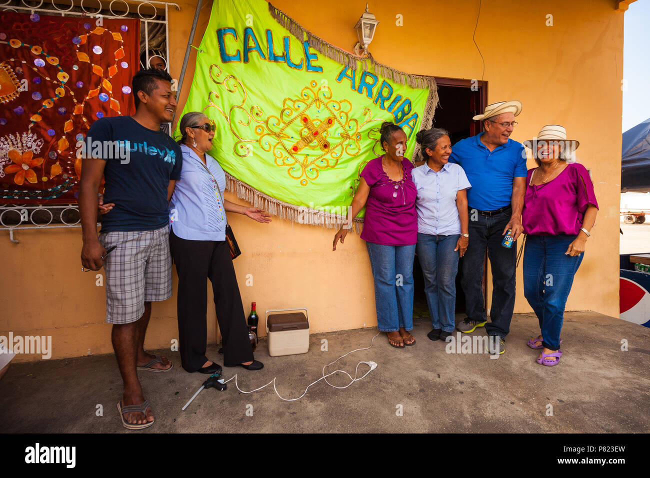 Familia panameña en el festival 'mil' (mil polleras polleras) en Las Tablas, Provincia de Los Santos, República de Panamá. Foto de stock