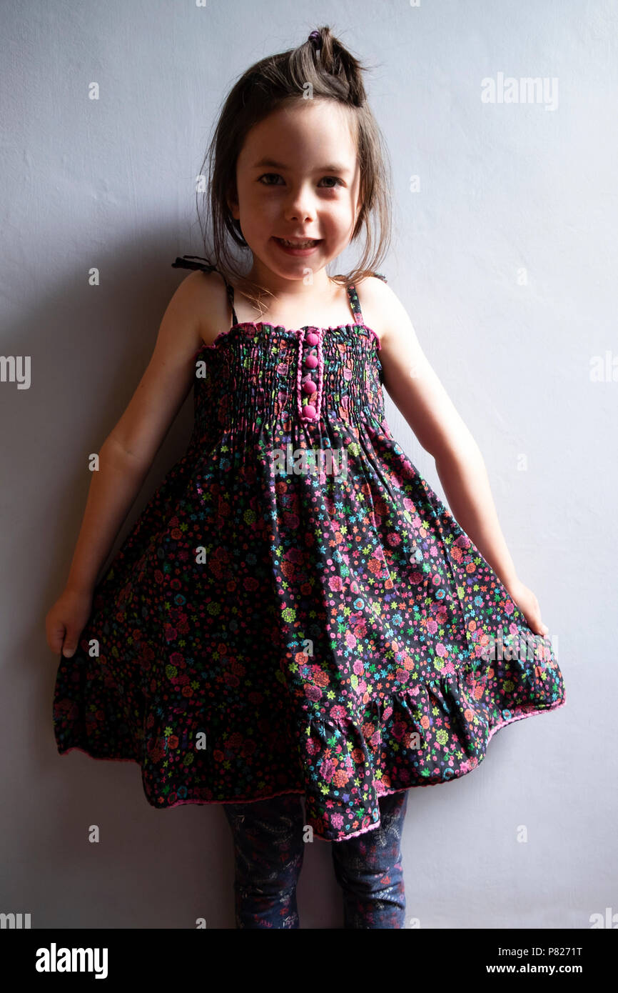 Niña de 3 años en un vestido de verano en el parque horario de verano