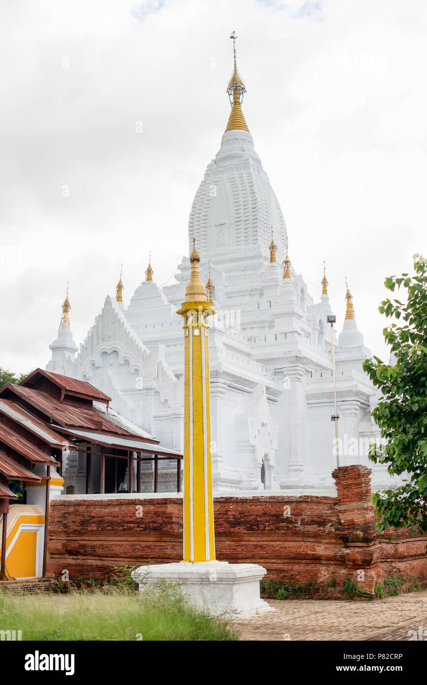 BAGAN, Myanmar - Situado en la parte oriental de la Llanura de Bagan, Lemyethna Pagoda fue construida en 1222. Ella tiene intrincadas figura frescos en sus paredes y techos. Foto de stock