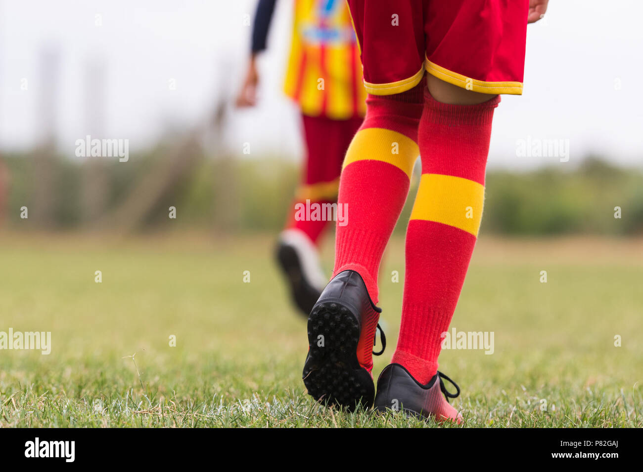 Fútbol para niños - jóvenes futbolistas con zapatillas y calcetines de fútbol Fotografía de stock - Alamy