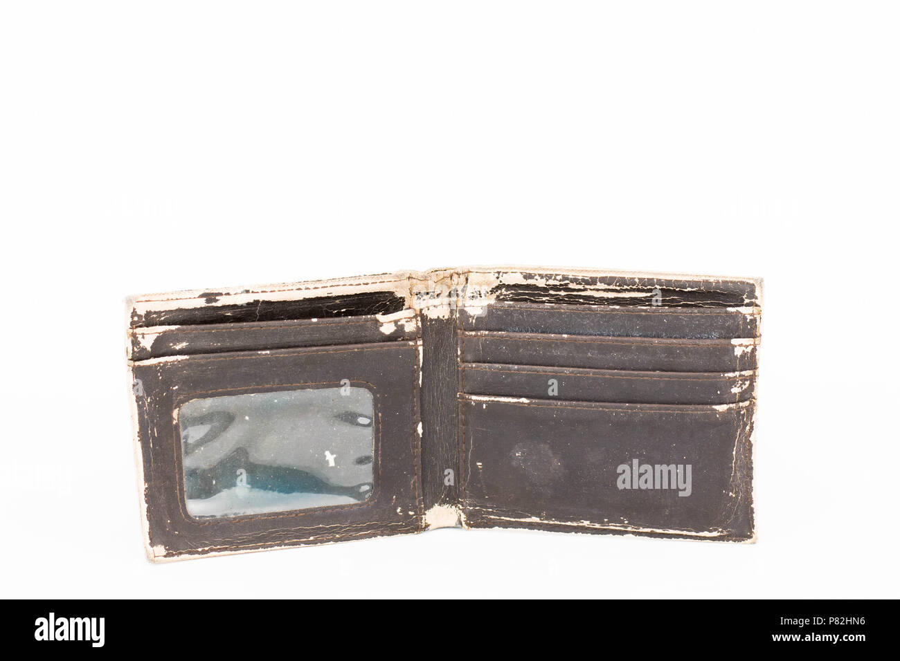Foto aislado de una vieja billetera de cuero marrón Foto de stock