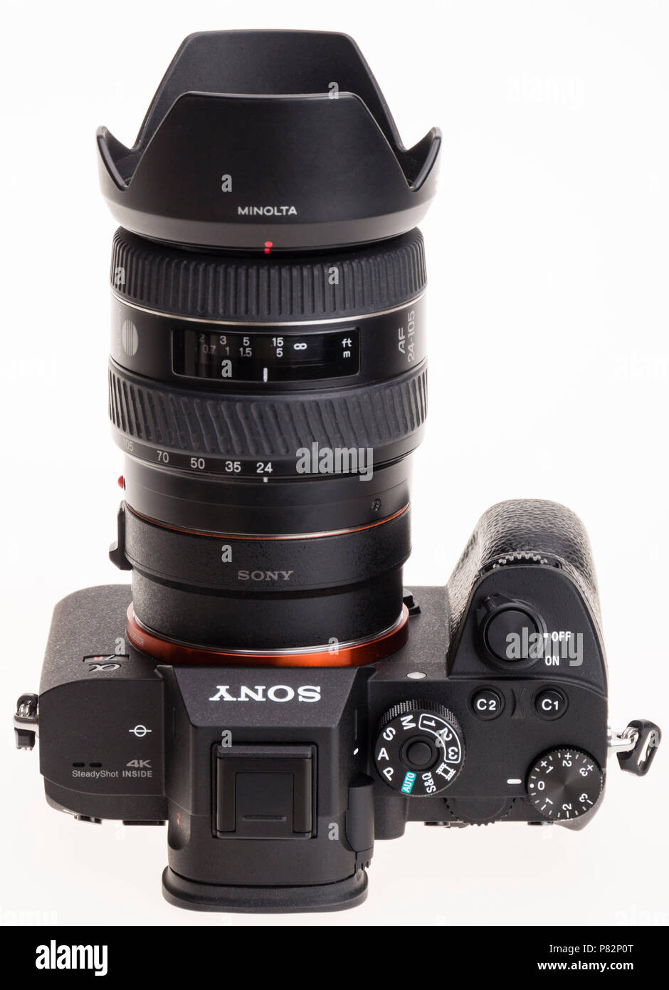 Equipo de fotografía digital de Sony - una vendimia 1999 Minolta 24-105mm  f/3.5-4.5 zoom montado en un adaptador LA-EA3, para utilizar en 2017 el  cuerpo de la cámara Fotografía de stock - Alamy