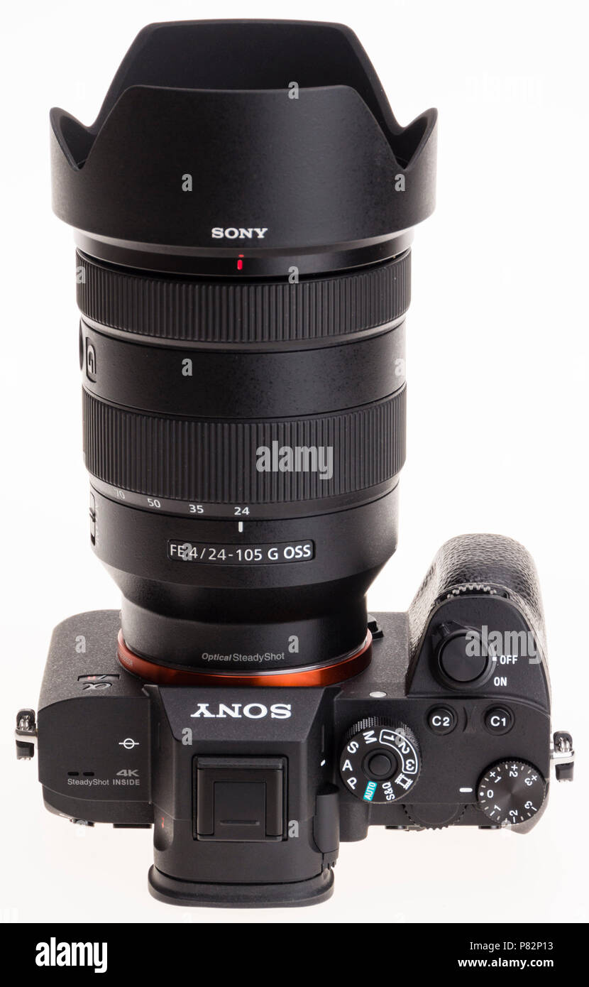 Equipo de fotografía digital de Sony - A7RIII cuerpo equipado con lente G  24-105 mm FE, lanzado el 2017 Fotografía de stock - Alamy