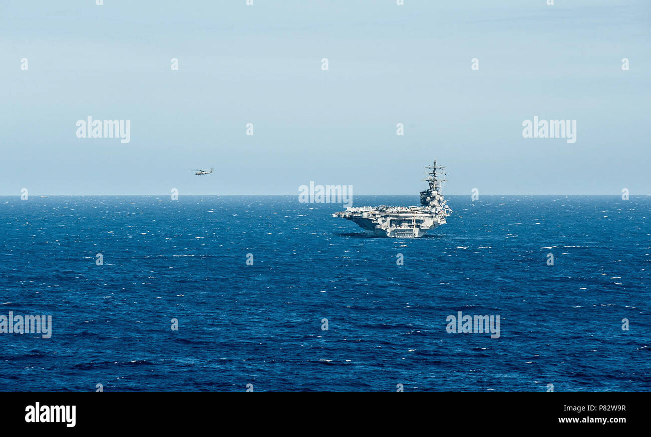 El mar del sur de China (Julio 07, 2016) un MH-60R Sea Hawk asignada al 'Saberhawks' huelga marítimo escuadrón de helicópteros (HSM) 77 despega desde la cubierta de vuelo de la Marina sólo desplegadas en portaaviones USS Ronald Reagan (CVN 76). El MH-60R sistemas de armas Sea Hawk incluyen inmersión Sonar, radar de apertura sintética inversa multimodo, medidas de apoyo electrónico mejorado, una legítima defensa suite, torpedos, digital y aire-tierra de armas. Ronald Reagan, el Carrier Strike Group (CSG) de cinco 5, es emblemático de patrulla en la zona de EE.UU. 7ª Flota de responsabilidad apoyando la seguridad y stabil Foto de stock