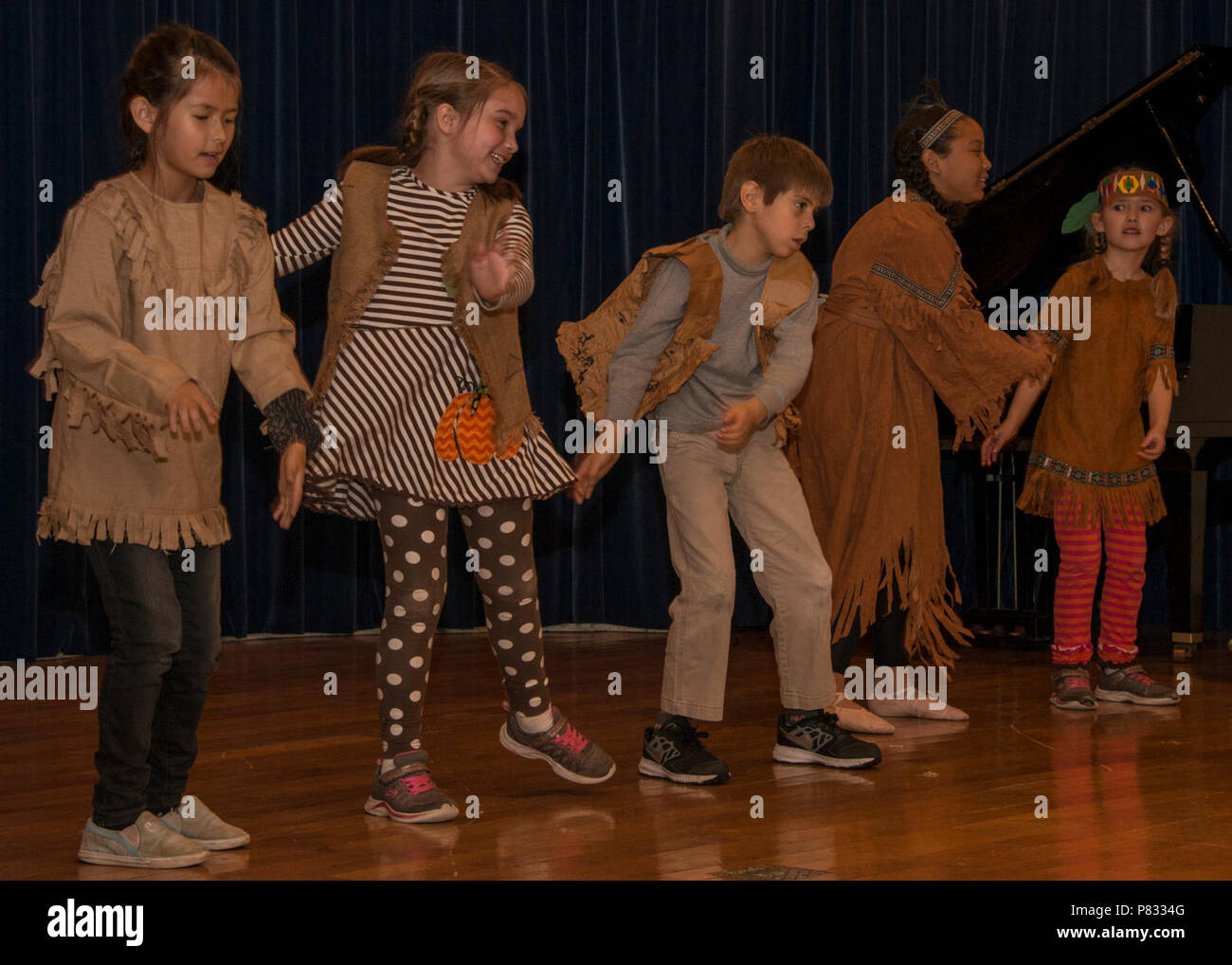 NAVAL AIR FACILITY ATSUGI, Japón (Nov. 22, 2016) Alumnos de la Escuela Primaria Shirley Lanham