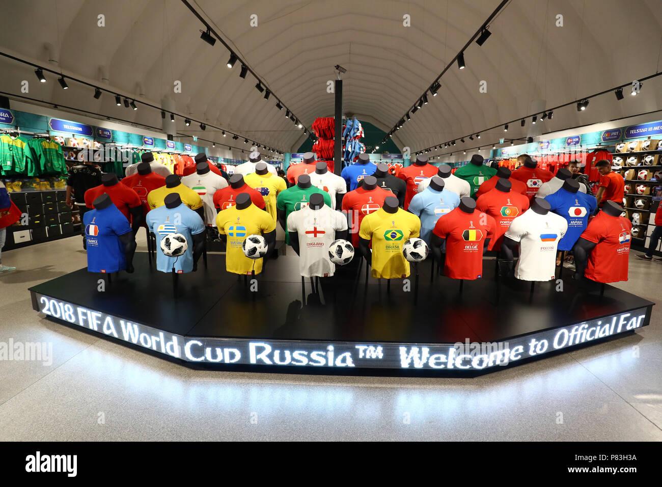 estaño talento letal Camisetas de la final ocho equipos aparecen en la primera fila en la tienda  oficial de la FIFA Fan Fest en Moscú, Rusia, durante la Copa Mundial de la  FIFA Rusia 2018,