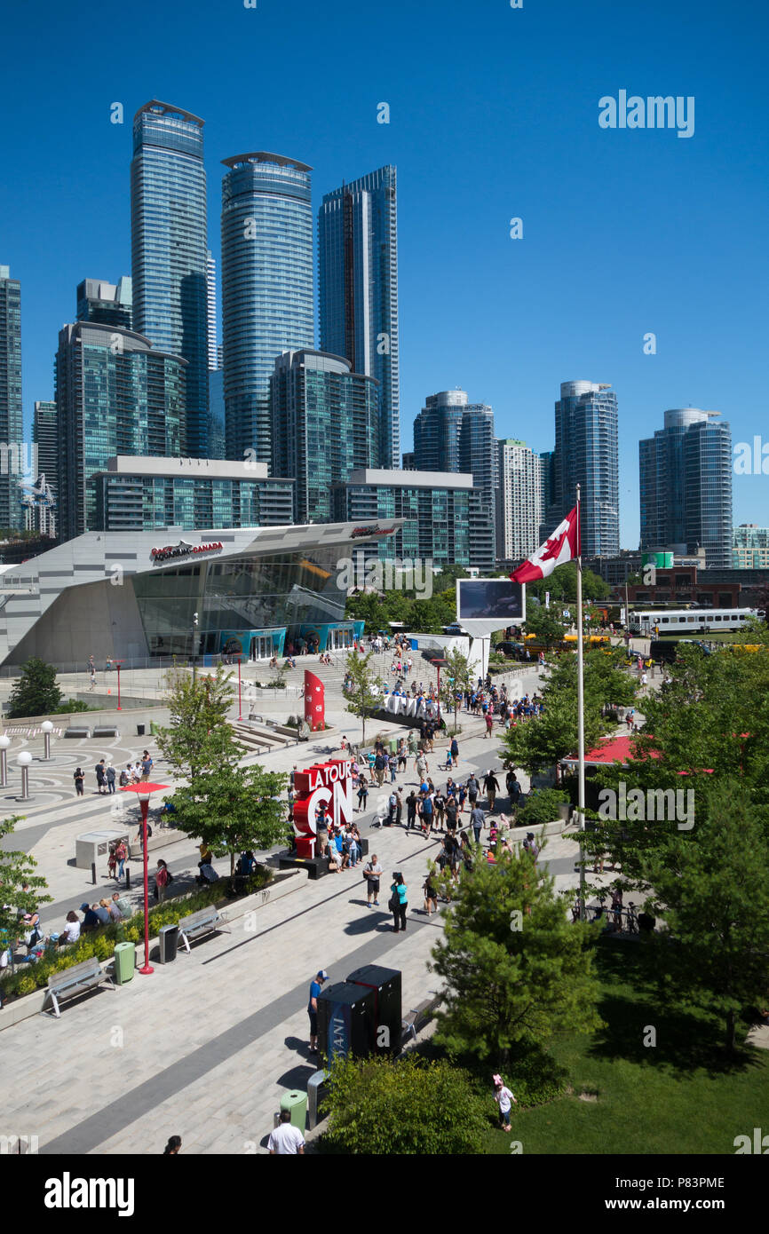 Una vista de la ciudad de Toronto, Canadá edificios altos como se ve desde el Rogers Centre, Toronto, Ontario, Canadá Foto de stock