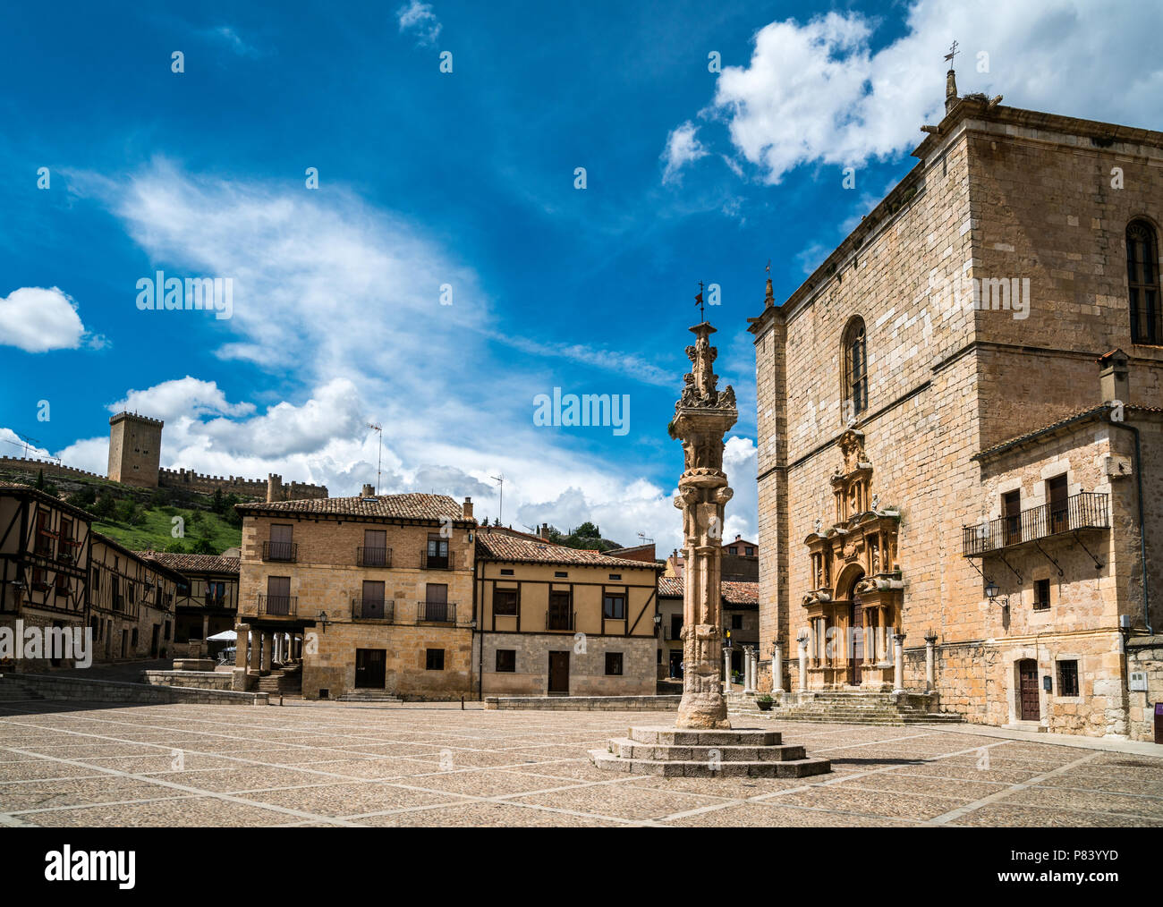 Trinquete calle que lleva al Ayuntamiento de Peñaranda de Duero con el castillo que domina la ciudad. Castilla y León, España Foto de stock