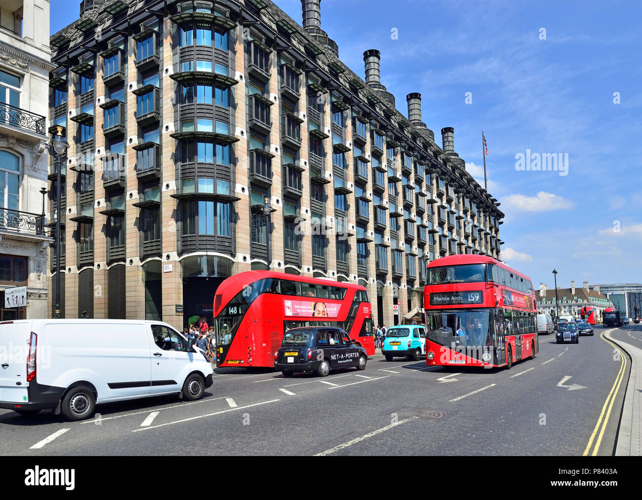 Parliamentry Portcullis House (oficinas) y double decker buses en Parliament Square, Westminster, London, England, Reino Unido. Foto de stock