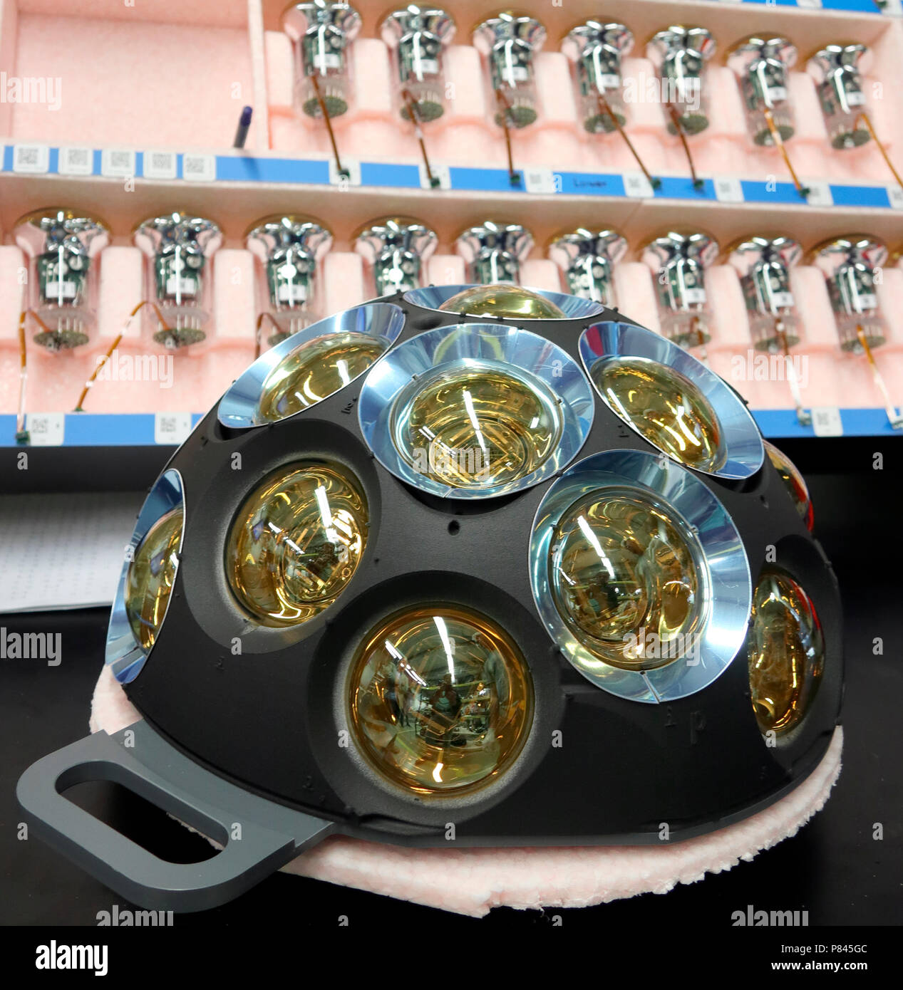 El interior de uno de los 12.800 cámaras de aguas profundas en el KM3NeT  neutrino detector, mostrando algunos de los 31 tubos foto-multiplicadores  Fotografía de stock - Alamy
