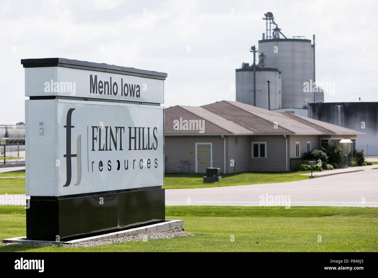 Un logotipo cartel fuera de una instalación ocupada por Flint Hills recursos en Menlo, Iowa, el 30 de junio de 2018. Foto de stock