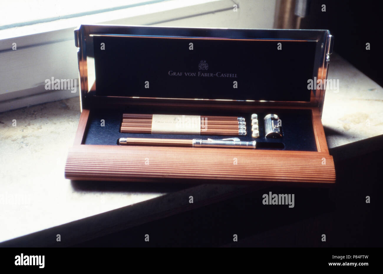 Edle Bleistiftbox als Produkt der Faber Castell Aktiengesellschaft en Stein  bei Nürnberg, Alemania 2003. Noble caja