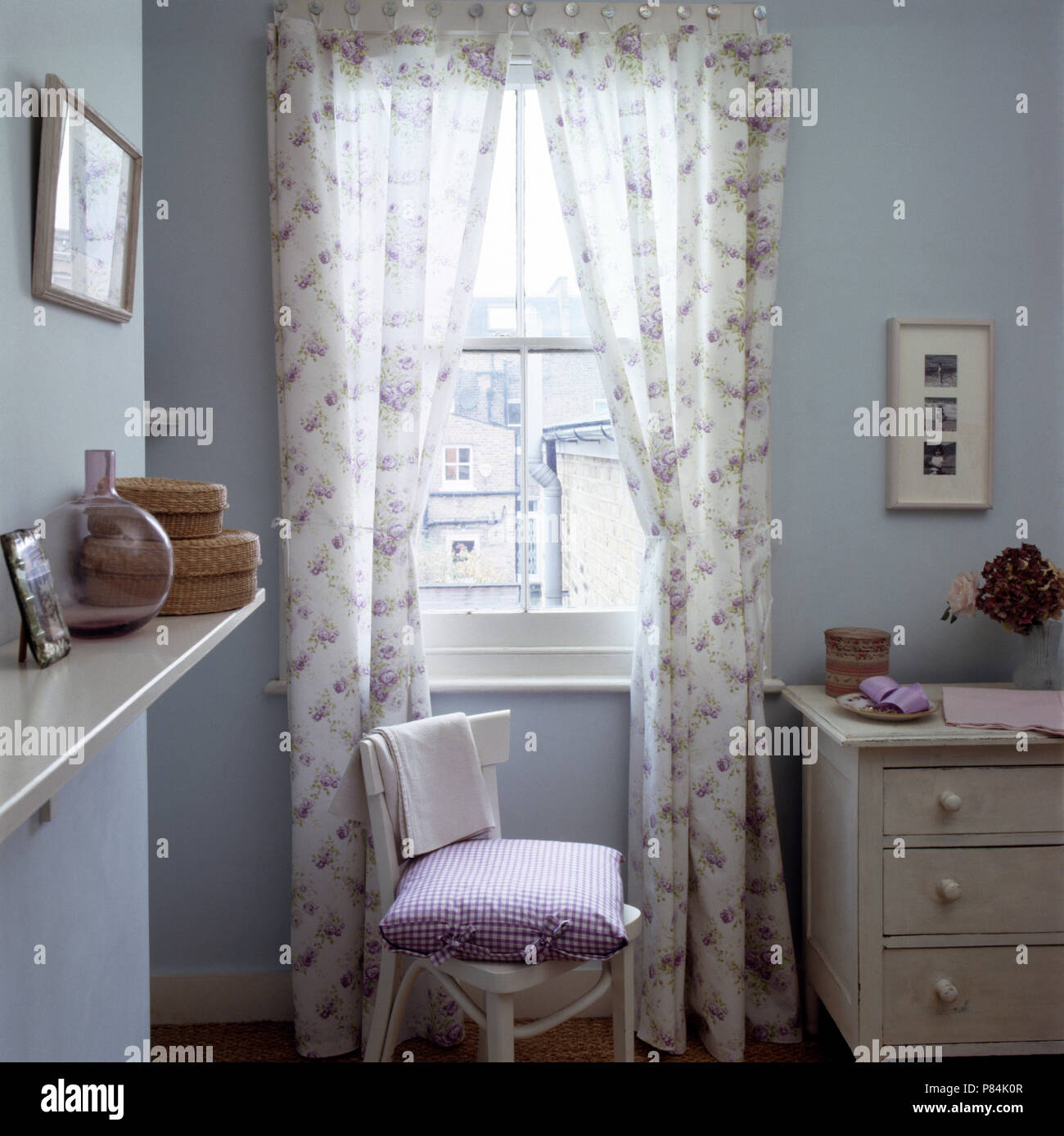 Patterned curtains fotografías e imágenes de alta resolución - Alamy