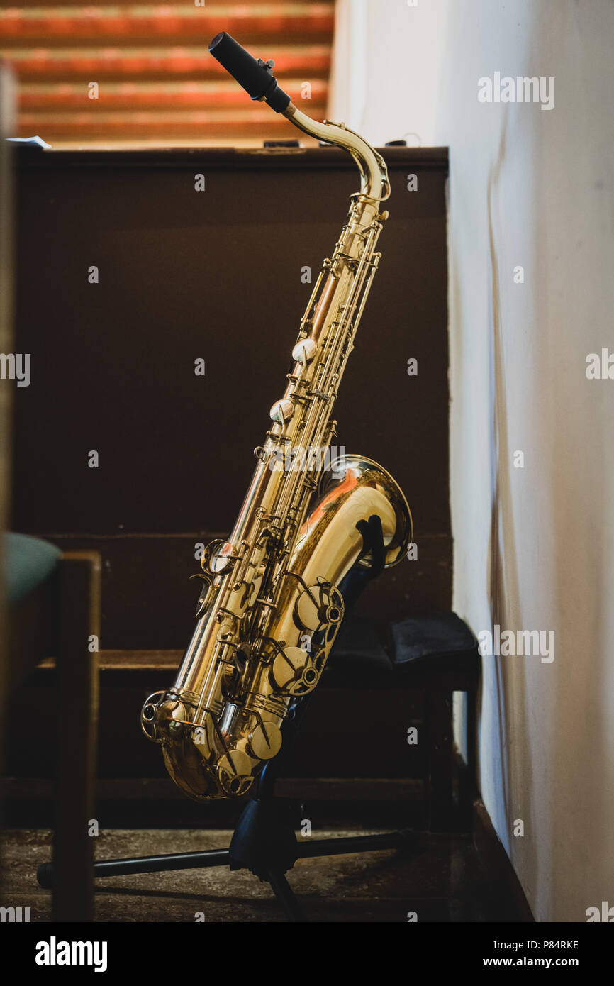 El saxofón en la iglesia Foto de stock