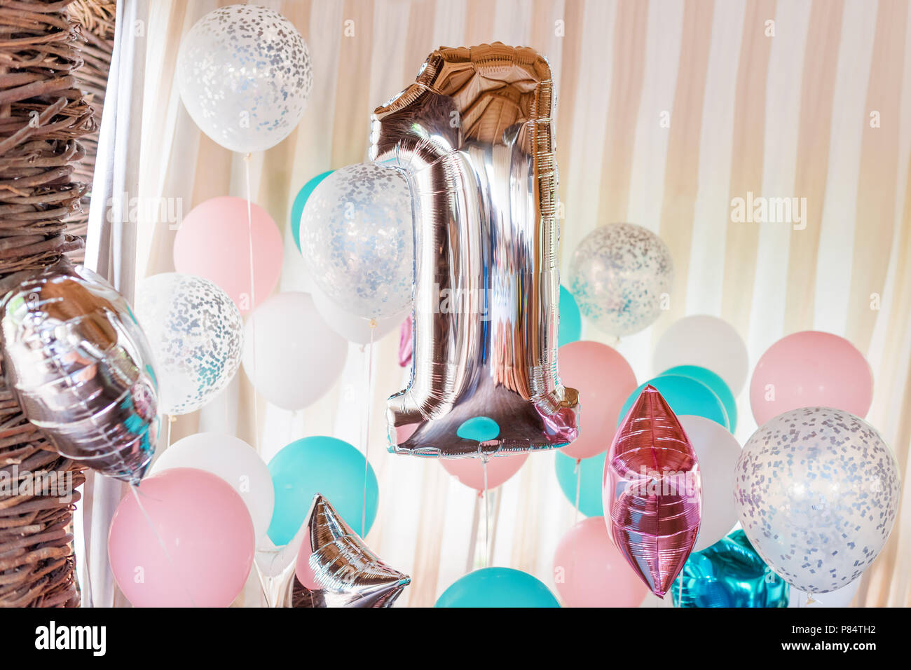 Rosa, plata y azul globos inflables sobre cintas - número 1. Decoraciones  para fiesta de cumpleaños. Diseño metálico globo Fotografía de stock - Alamy