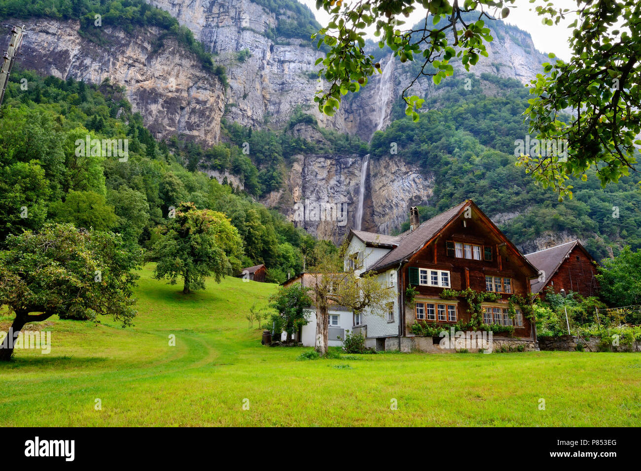 Paisaje fantástico con una cabaña en el fondo de la montaña y la cascada  cerca Betlis en el Walensee. Suiza. Europa Fotografía de stock - Alamy