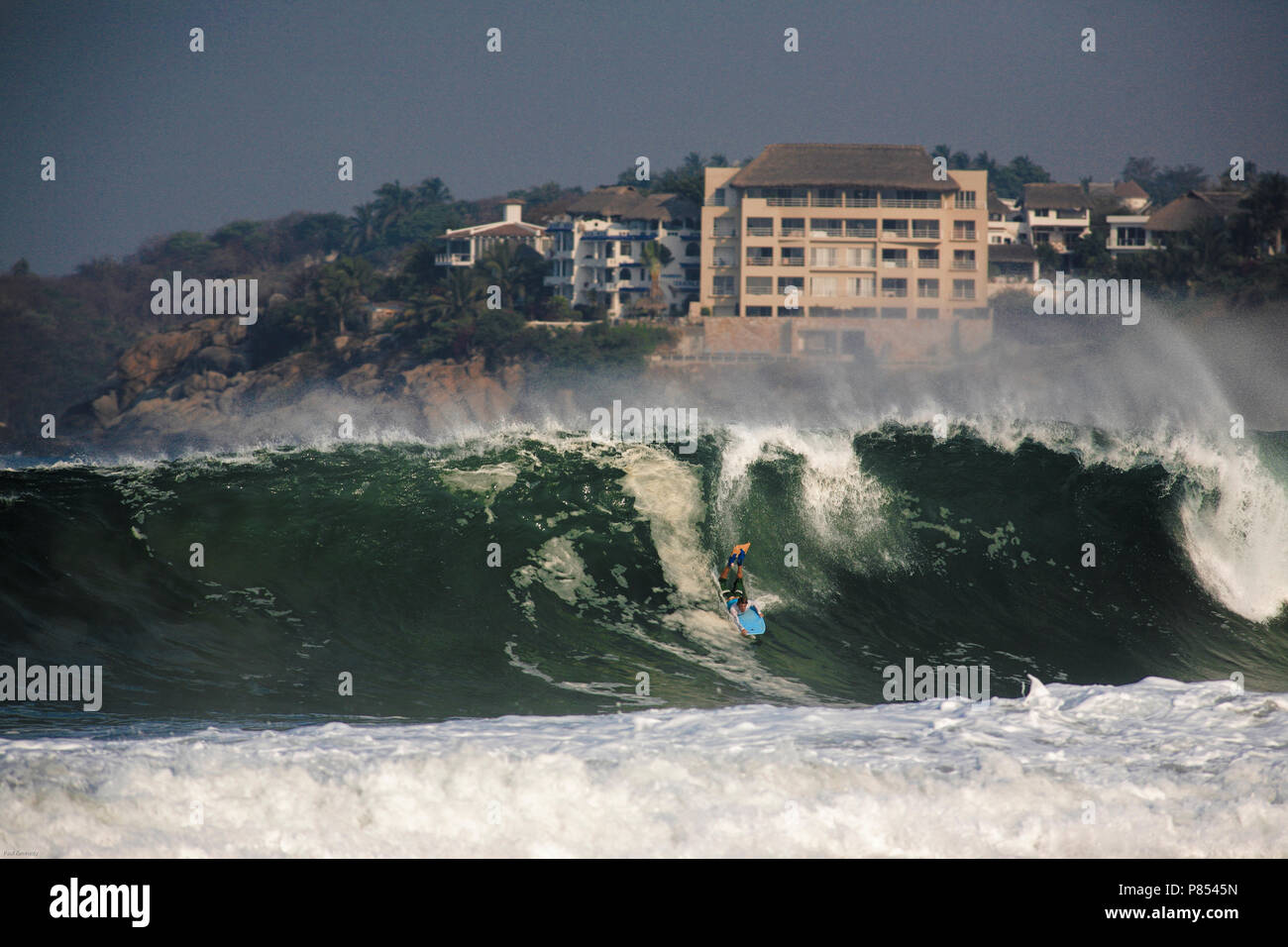 Cuerpo Boarder Big Wave Surf En Playa Zicatela Puerto Escondido Mexico Fotografia De Stock Alamy