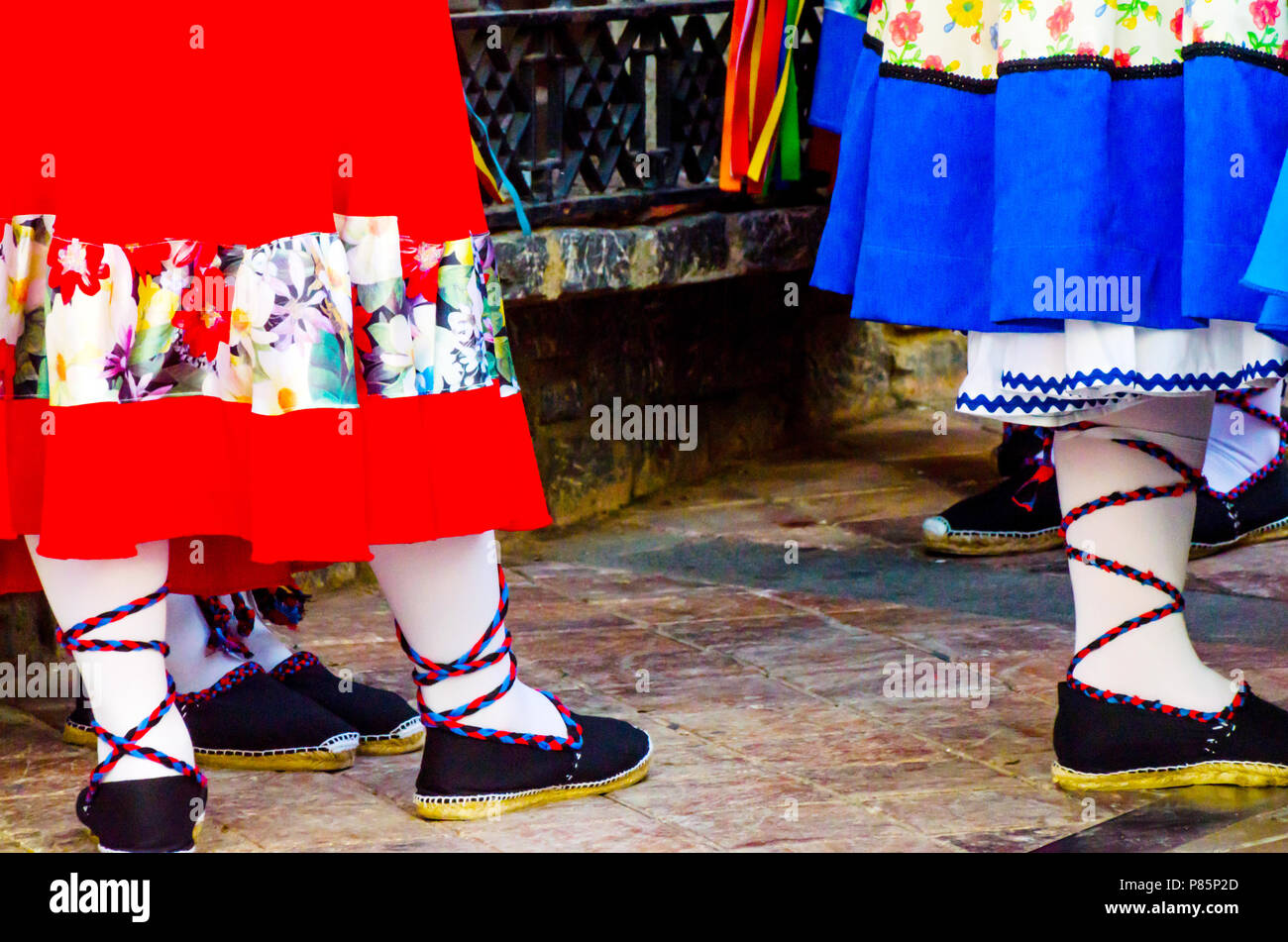 Tradicional calzado coloridos trajes folk en España, zapatos de baile,  alpargatas Fotografía de stock - Alamy