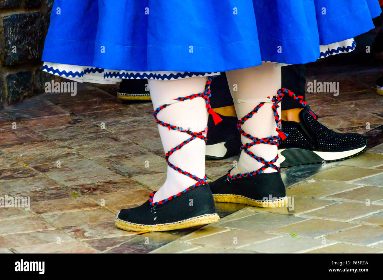 Tradicional calzado coloridos trajes folk en España, zapatos de baile,  alpargatas Fotografía de stock - Alamy