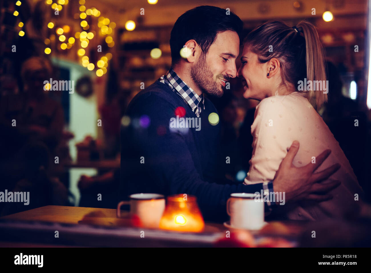 Pareja romántica dating en pub en la noche Foto de stock