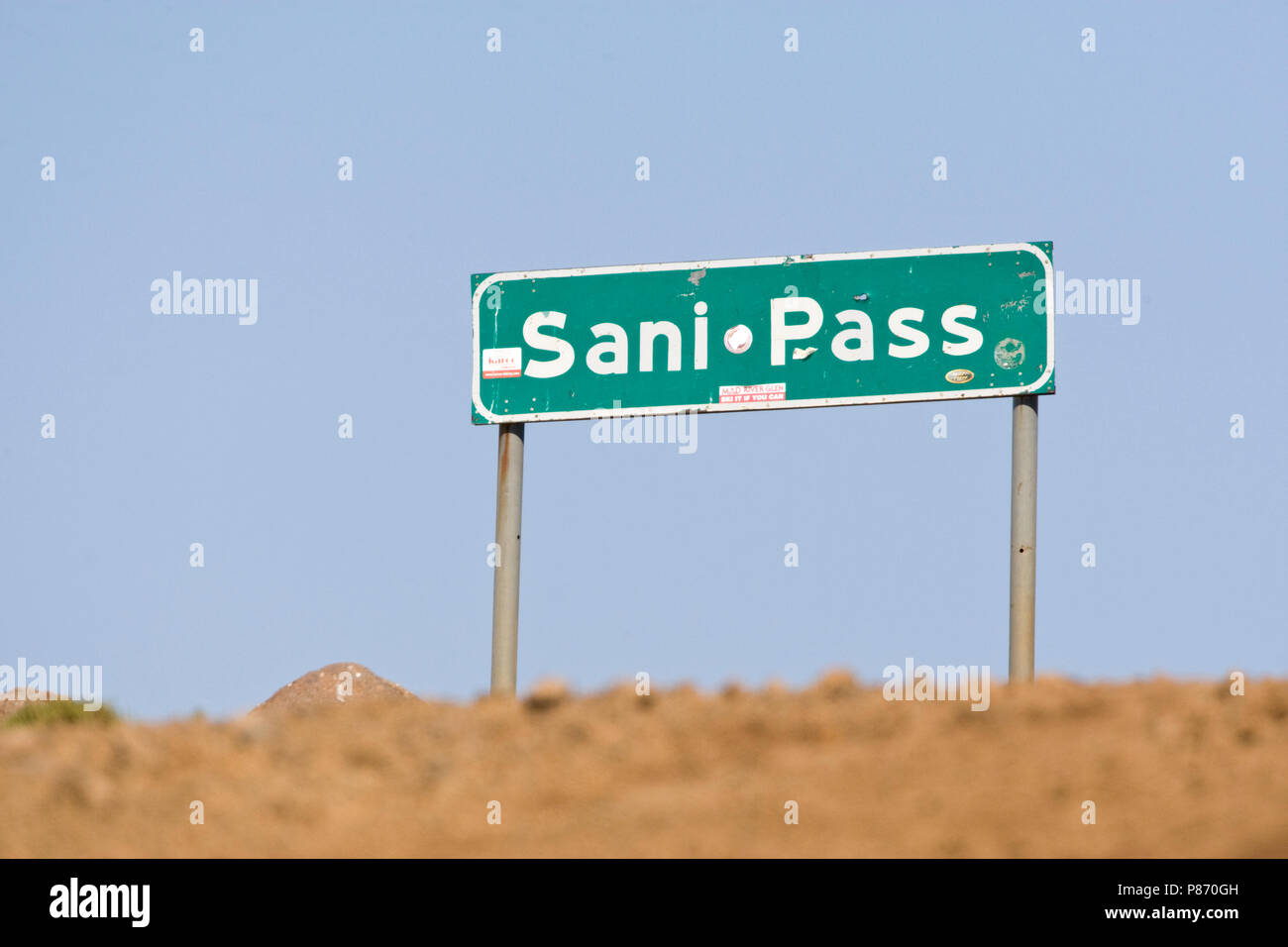 Bord Sani Pass en Drakensbergen, signo de Sani Pass en Drakensbergen Foto de stock