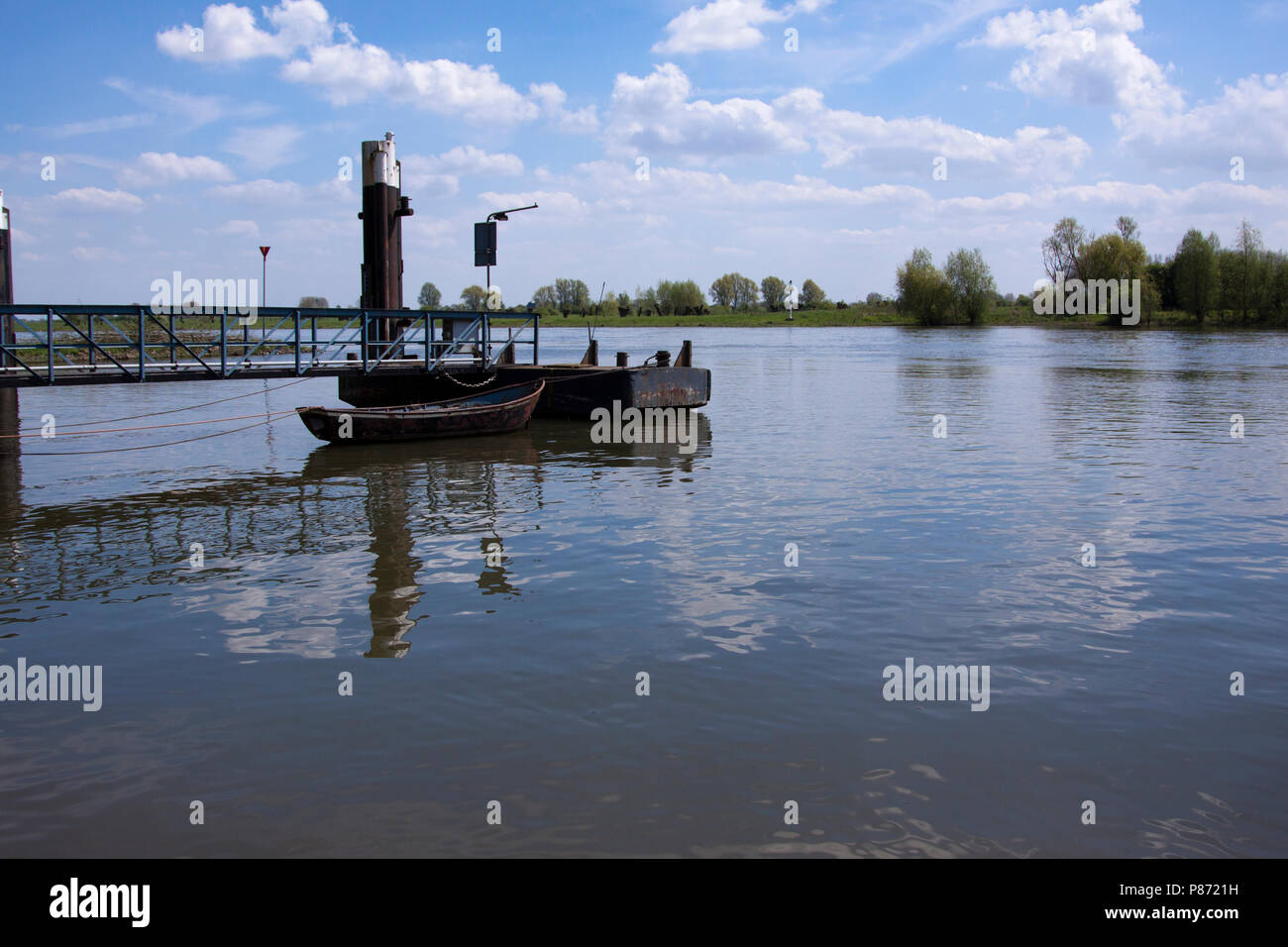 Veerpont más de Rijn (Nederland), ferry sobre el río Rin (Países Bajos) Foto de stock