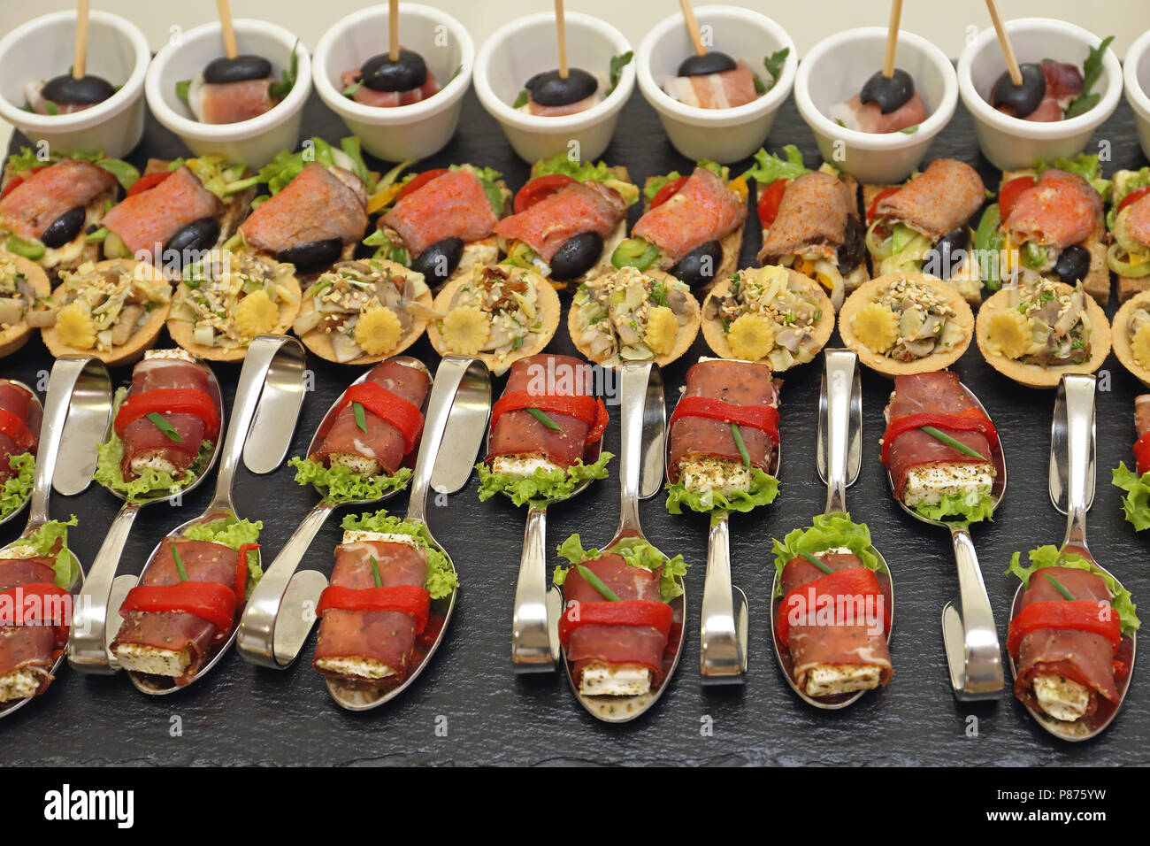 Canapés moderna comida servida en doblado Cucharas Fotografía de stock -  Alamy