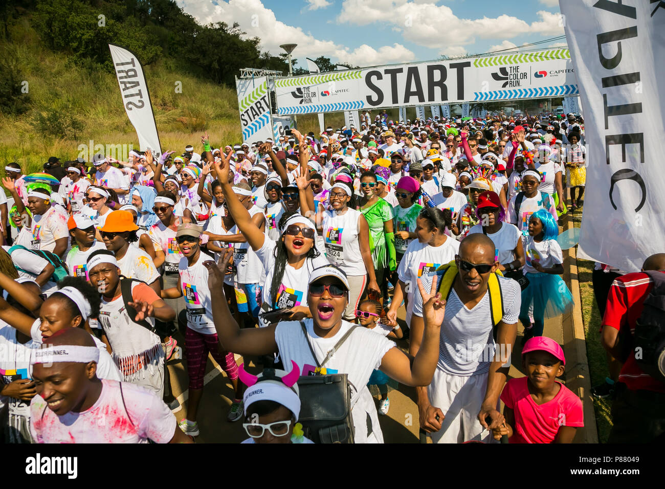 Soweto, Sudáfrica, 17 de abril de 2017, diversas personas corriendo en el  Maratón de color en Soweto Fotografía de stock - Alamy