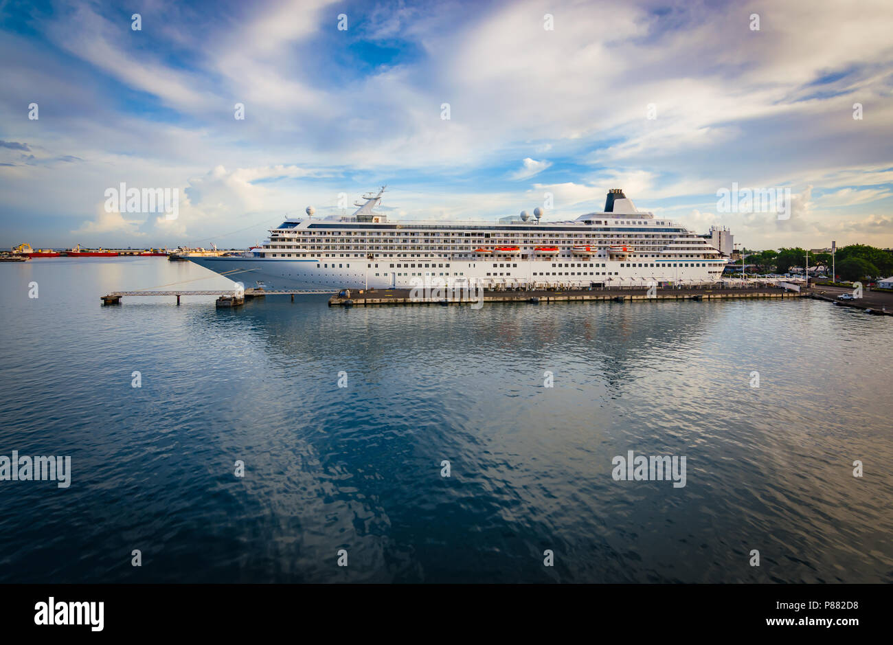 Crucero de lujo atracado en el puerto. Foto de stock